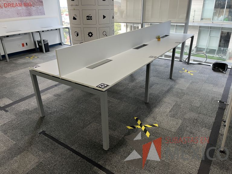 Lote 004 - Estación de trabajo para 6 personas con base metálica y cubierta color blanco - Imagen 4