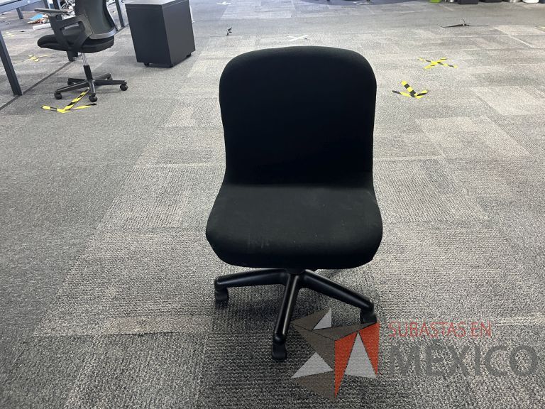 Lote 055 - 2 Sillas de visita con ruedas, asiento y respaldo en tela color negro