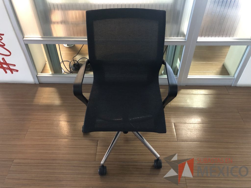 Lote 628 - Silla ejecutiva con ruedas, descansabrazos, asiento y respaldo en malla - Imagen 5