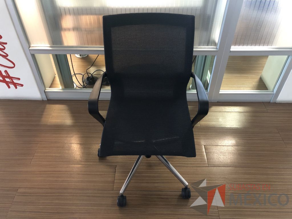 Lote 628 - Silla ejecutiva con ruedas, descansabrazos, asiento y respaldo en malla