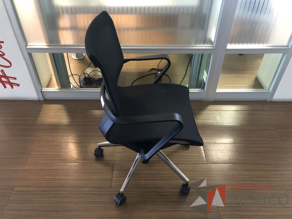 Lote 628 - Silla ejecutiva con ruedas, descansabrazos, asiento y respaldo en malla - Imagen 4