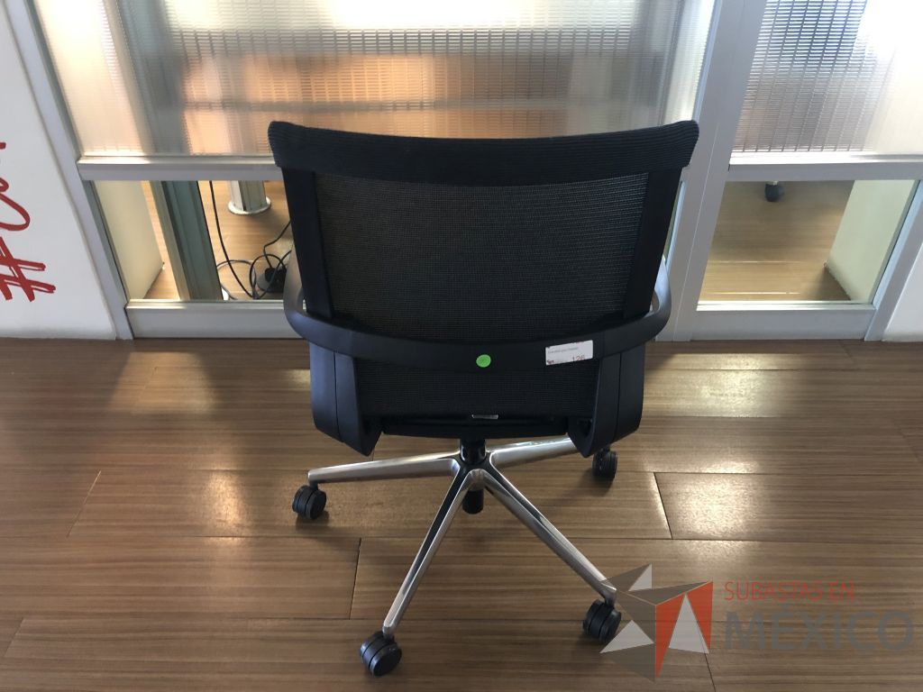 Lote 628 - Silla ejecutiva con ruedas, descansabrazos, asiento y respaldo en malla - Imagen 3