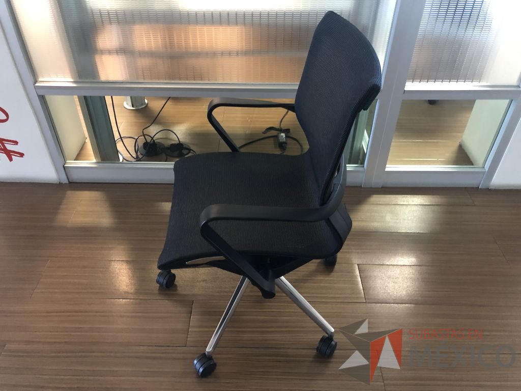 Lote 628 - Silla ejecutiva con ruedas, descansabrazos, asiento y respaldo en malla - Imagen 2