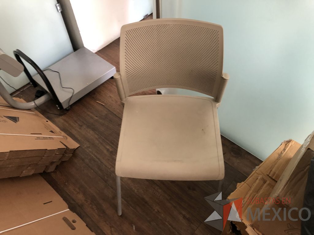 Lote 619 - Silla fija, asiento y respaldo en plástico color café