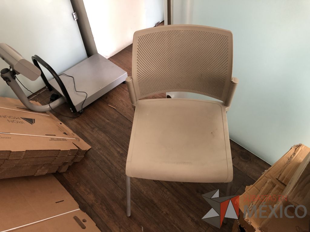 Lote 619 - Silla fija, asiento y respaldo en plástico color café - Imagen 5