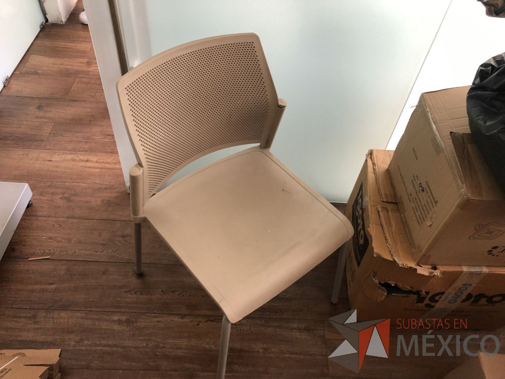 Lote 619 - Silla fija, asiento y respaldo en plástico color café - Imagen 6