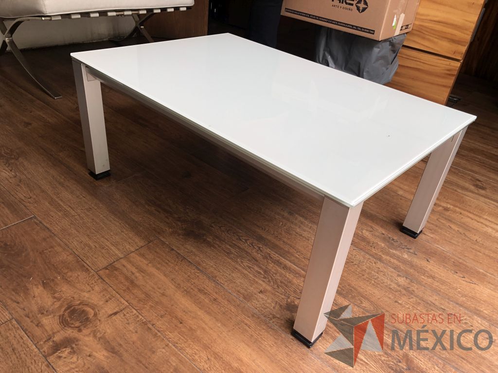 Lote 620- Mesa de centro, estructura metálica con cubierta de vidrio - Imagen 4
