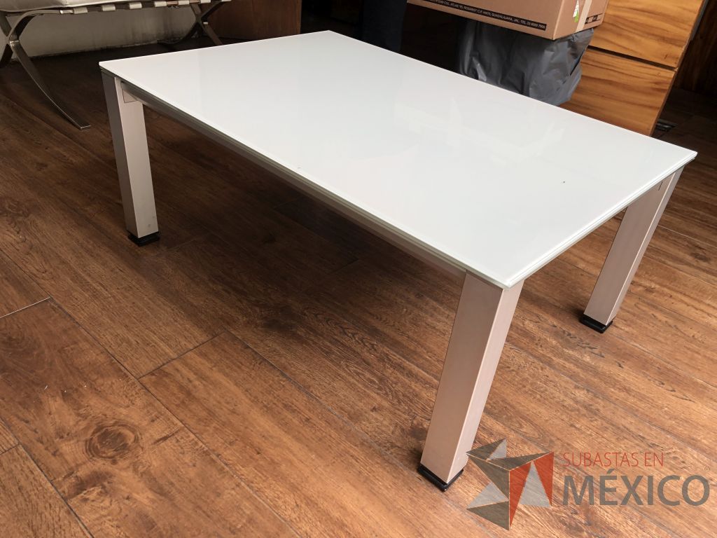 Lote 620- Mesa de centro, estructura metálica con cubierta de vidrio - Imagen 5