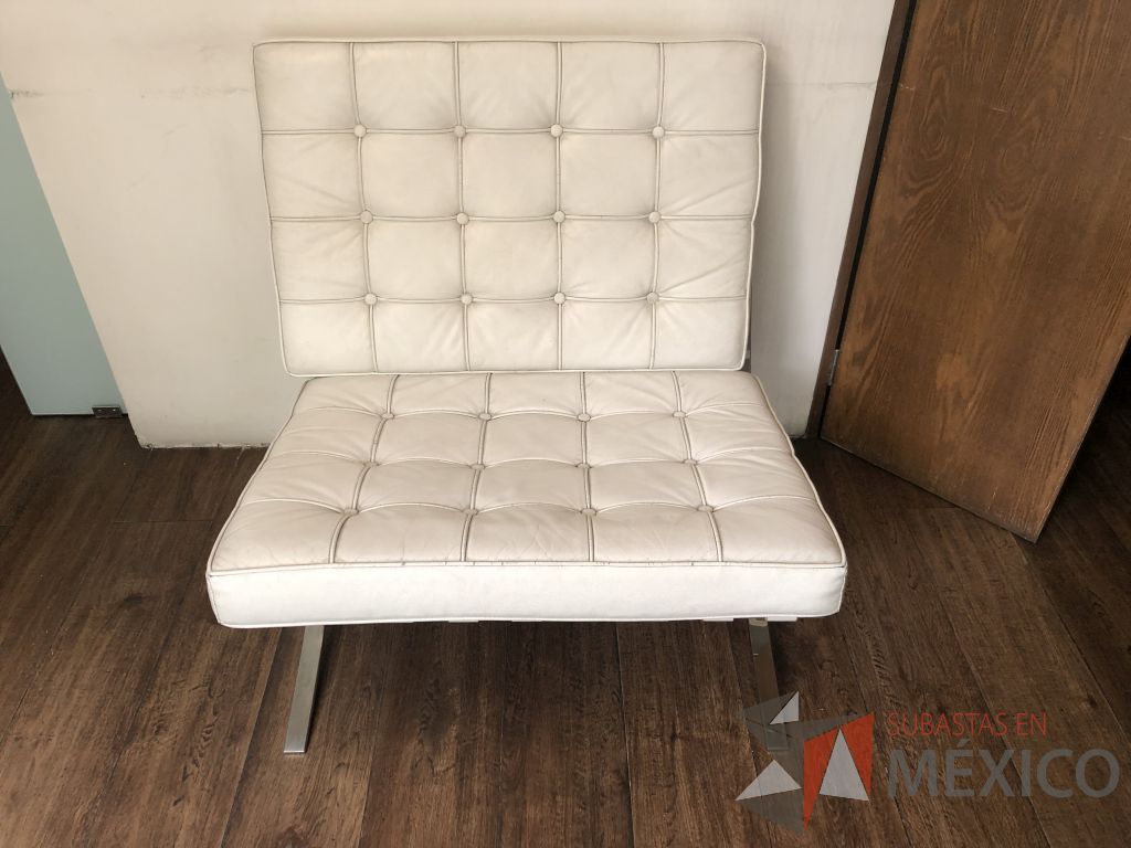 Lote 621- Sillón de 1 plaza asiento y respaldo en piel color blanco - Imagen 2