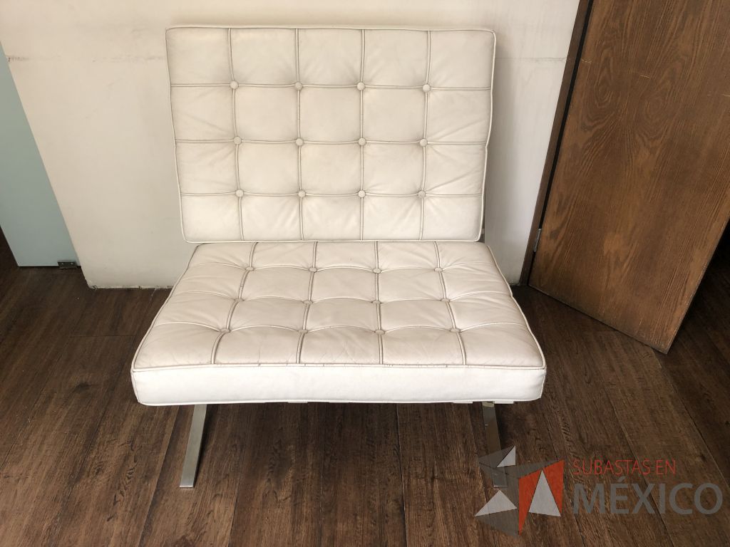 Lote 621- Sillón de 1 plaza asiento y respaldo en piel color blanco