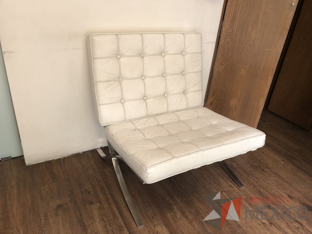 Lote 621- Sillón de 1 plaza asiento y respaldo en piel color blanco - Imagen 3