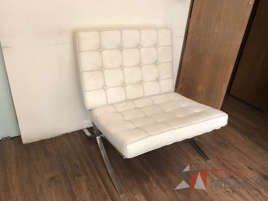 Lote 621- Sillón de 1 plaza asiento y respaldo en piel color blanco - Imagen 4