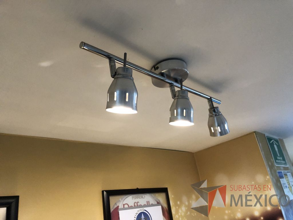 Lote 640- Luminaria con 3 focos - Imagen 8