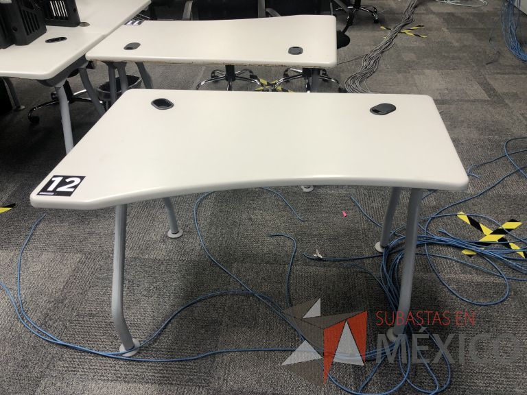 Lote 023 - Mesa de trabajo, patas metálicas y cubierta color beige con orificios para cable - Imagen 9