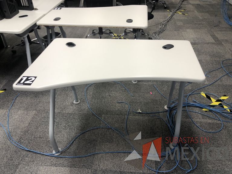 Lote 023 - Mesa de trabajo, patas metálicas y cubierta color beige con orificios para cable - Imagen 11