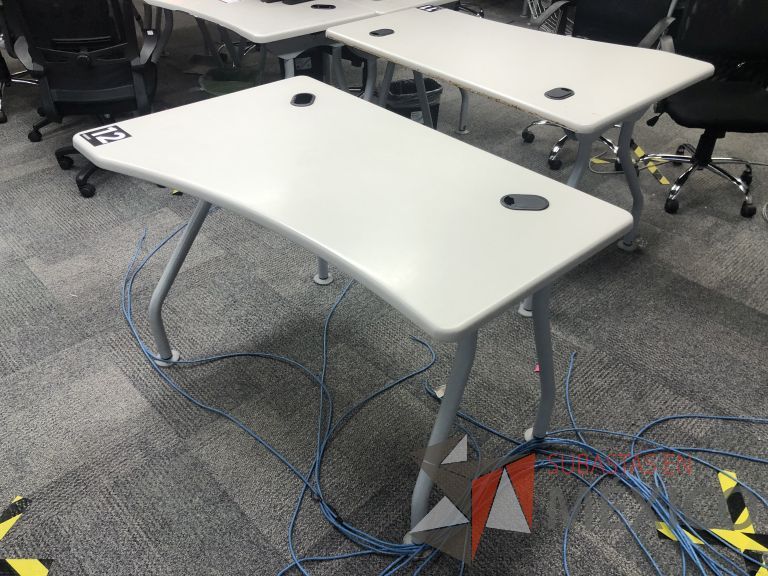 Lote 514 - 4 Mesas de trabajo, patas metálicas y cubierta color beige con orificios para cable - Imagen 3