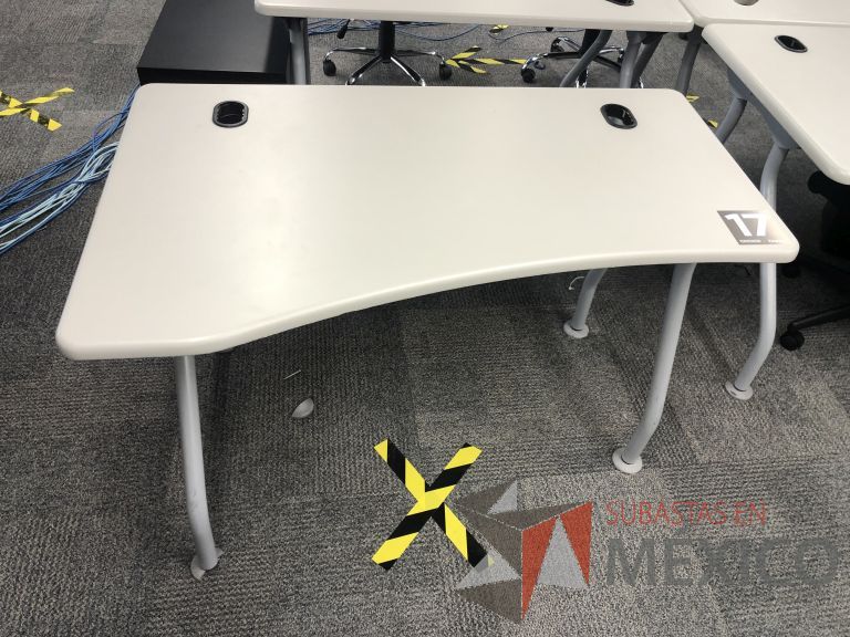 Lote 023 - Mesa de trabajo, patas metálicas y cubierta color beige con orificios para cable