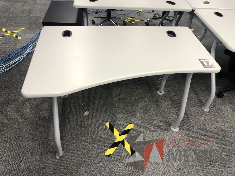 Lote 023 - Mesa de trabajo, patas metálicas y cubierta color beige con orificios para cable - Imagen 7
