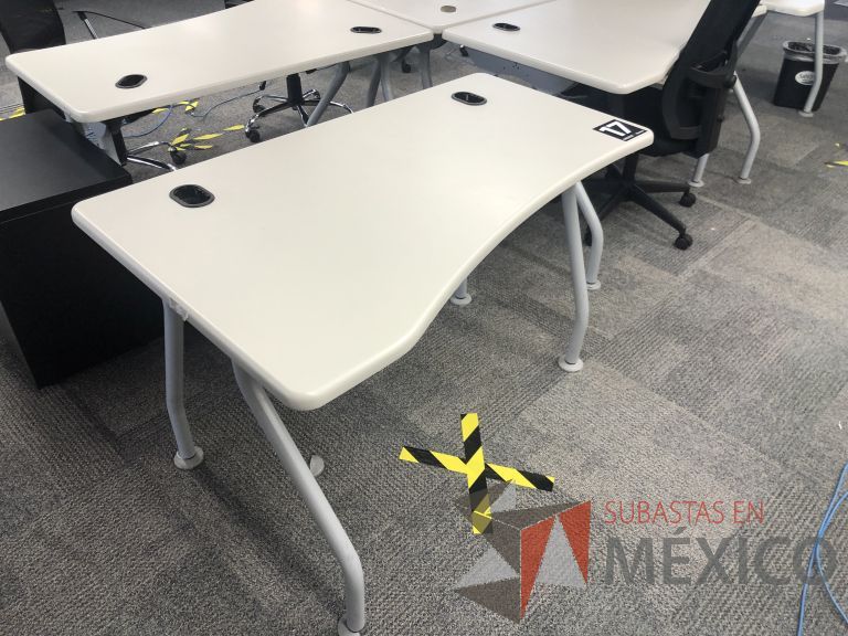 Lote 514 - 4 Mesas de trabajo, patas metálicas y cubierta color beige con orificios para cable - Imagen 7