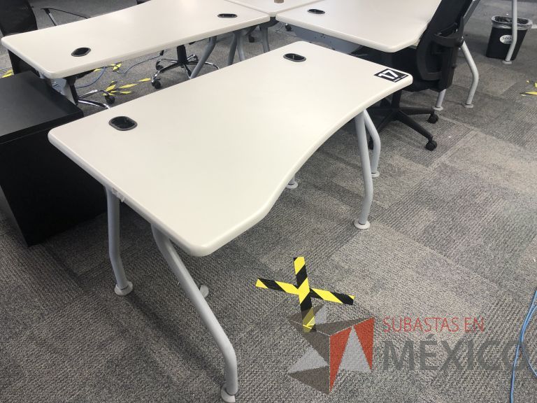 Lote 023 - Mesa de trabajo, patas metálicas y cubierta color beige con orificios para cable - Imagen 13