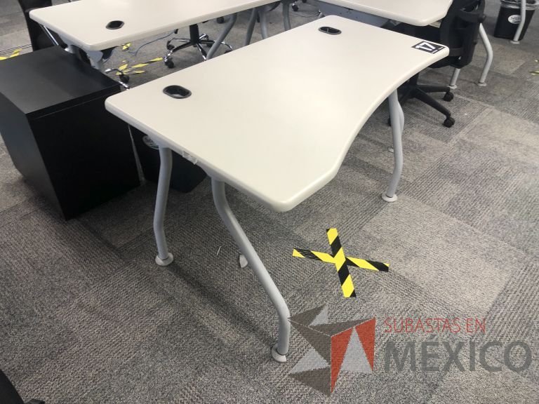 Lote 023 - Mesa de trabajo, patas metálicas y cubierta color beige con orificios para cable - Imagen 6