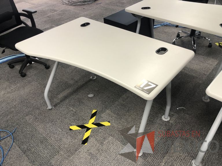 Lote 514 - 4 Mesas de trabajo, patas metálicas y cubierta color beige con orificios para cable - Imagen 11