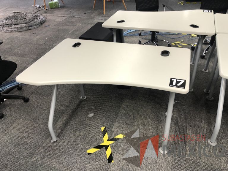 Lote 514 - 4 Mesas de trabajo, patas metálicas y cubierta color beige con orificios para cable - Imagen 12