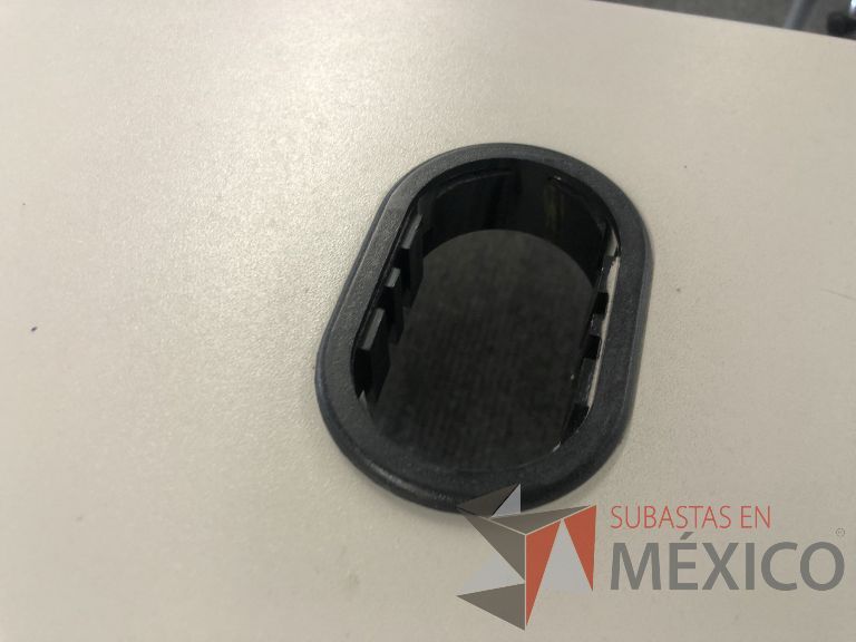 Lote 514 - 4 Mesas de trabajo, patas metálicas y cubierta color beige con orificios para cable - Imagen 13