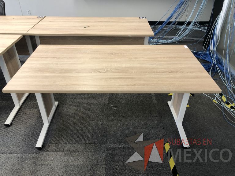 Lote 519 - 2 Escritorios color madera