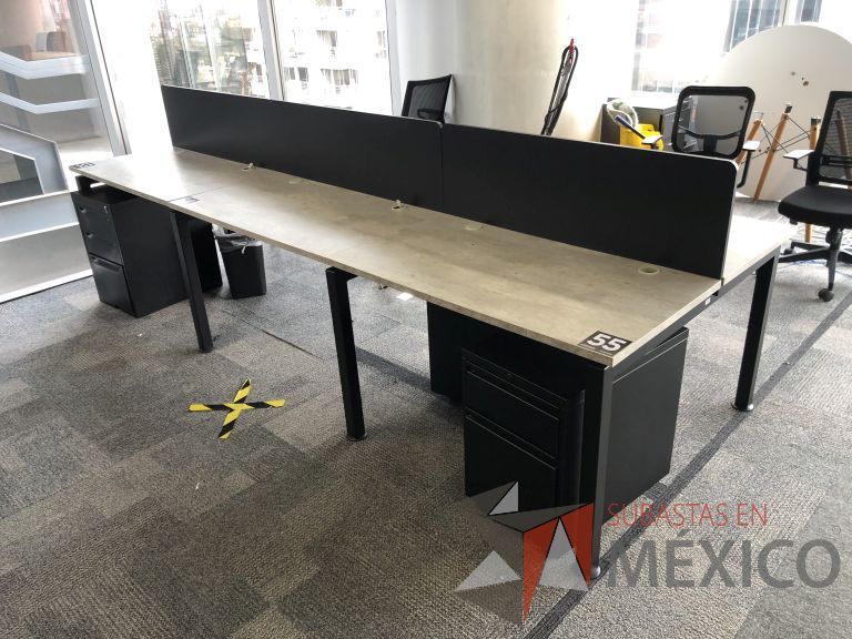 Lote 020 - Estación de trabajo para 6 personas con divisiones y orificios para cable