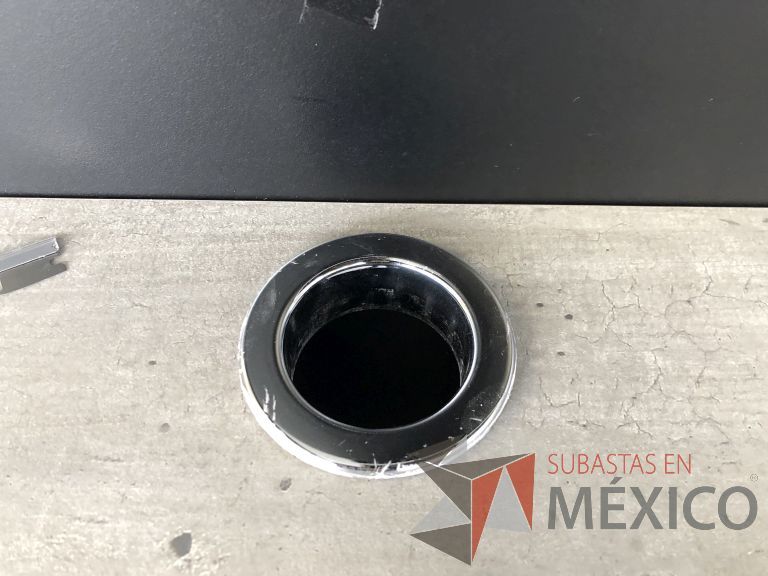 Lote 020 - Estación de trabajo para 6 personas con divisiones y orificios para cable - Imagen 3