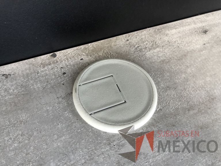 Lote 020 - Estación de trabajo para 6 personas con divisiones y orificios para cable - Imagen 4