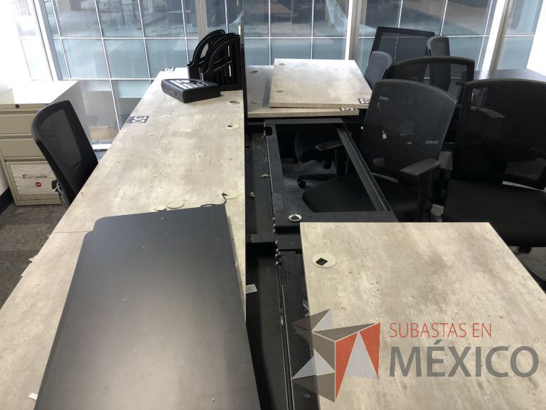 Lote 020 - Estación de trabajo para 6 personas con divisiones y orificios para cable - Imagen 6