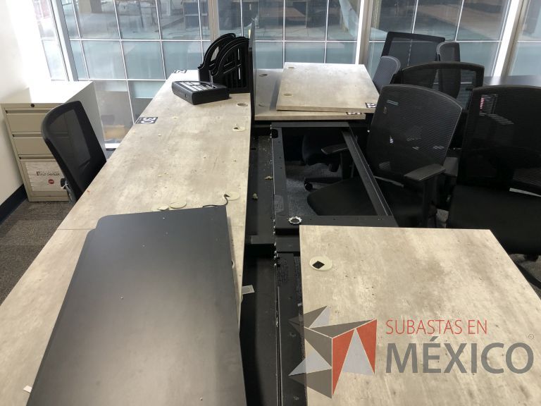 Lote 020 - Estación de trabajo para 6 personas con divisiones y orificios para cable - Imagen 16