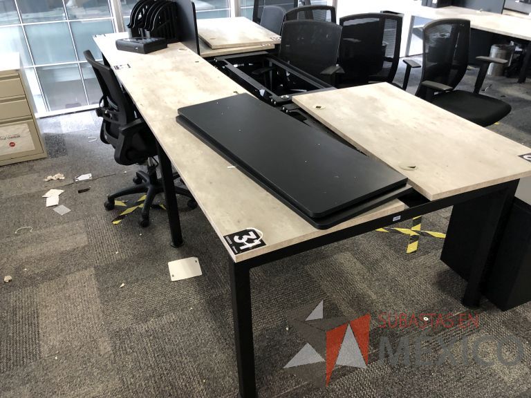 Lote 020 - Estación de trabajo para 6 personas con divisiones y orificios para cable - Imagen 11