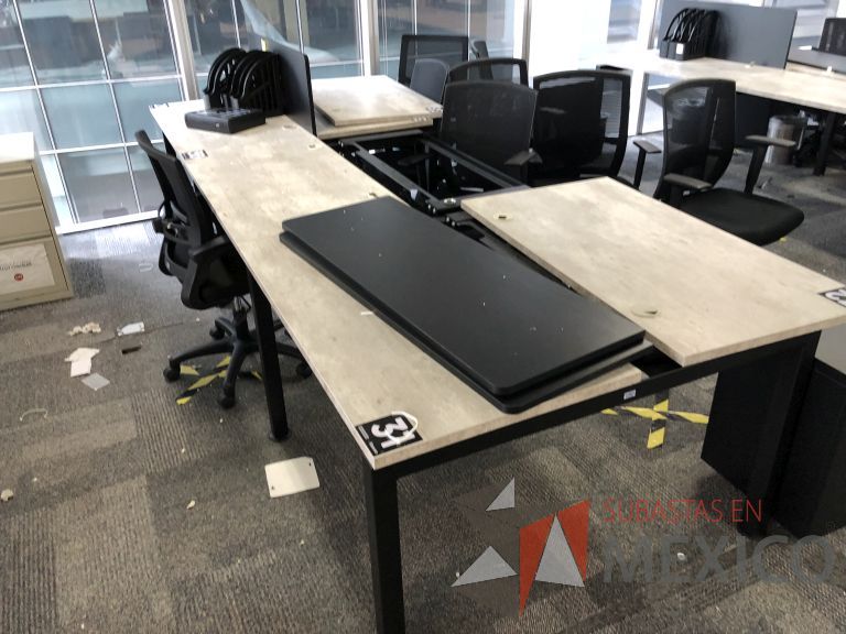 Lote 020 - Estación de trabajo para 6 personas con divisiones y orificios para cable - Imagen 12