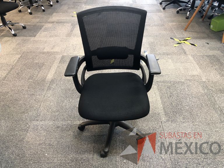 Lote 550 - 5 Sillas ejecutivas con ruedas, descansabrazos, respaldo en malla y asiento en tela color negro