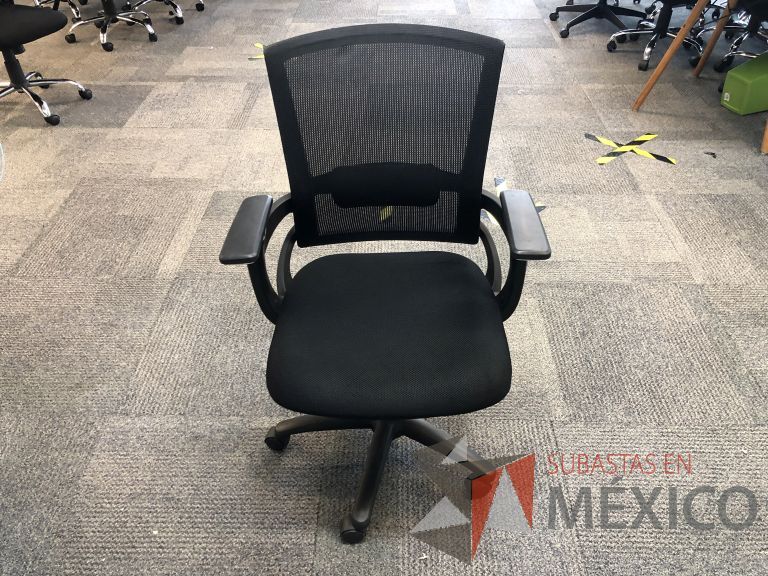 Lote 550 - 5 Sillas ejecutivas con ruedas, descansabrazos, respaldo en malla y asiento en tela color negro - Imagen 2
