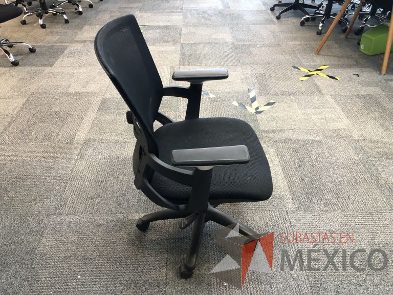 Lote 550 - 5 Sillas ejecutivas con ruedas, descansabrazos, respaldo en malla y asiento en tela color negro - Imagen 8