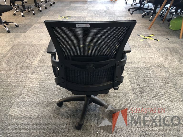 Lote 550 - 5 Sillas ejecutivas con ruedas, descansabrazos, respaldo en malla y asiento en tela color negro - Imagen 3