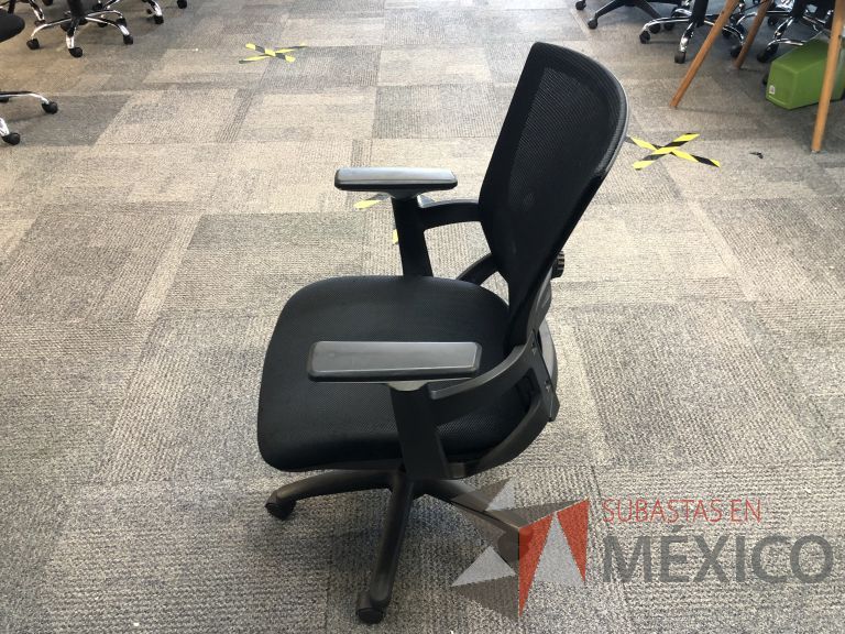 Lote 550 - 5 Sillas ejecutivas con ruedas, descansabrazos, respaldo en malla y asiento en tela color negro - Imagen 5
