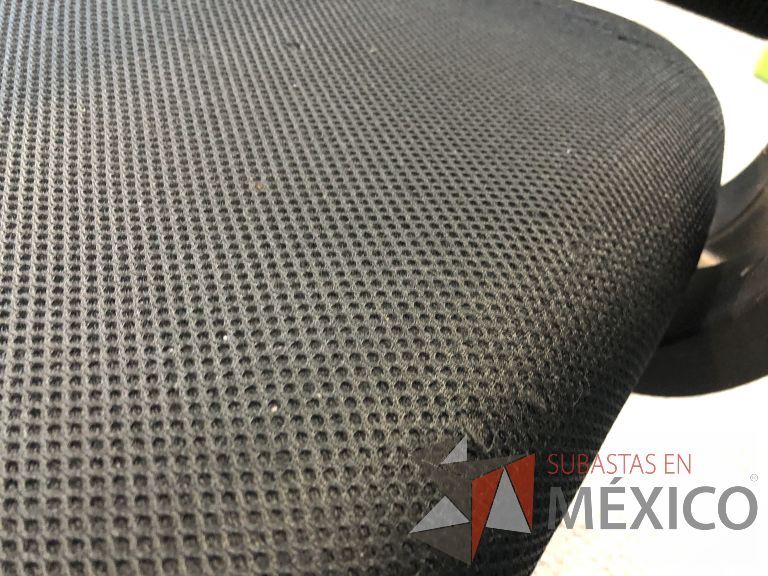 Lote 550 - 5 Sillas ejecutivas con ruedas, descansabrazos, respaldo en malla y asiento en tela color negro - Imagen 6