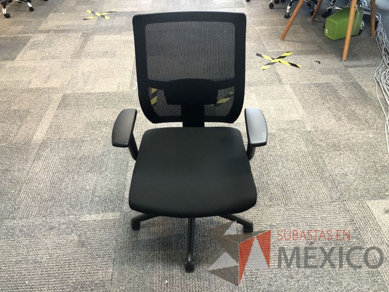 Lote 553 - 5 Sillas ejecutivas con ruedas, descansabrazos, respaldo en malla y asiento en tela color negro