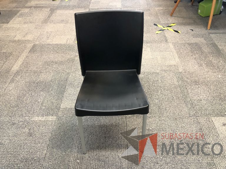 Lote 038 - 2 Sillas fijas, asiento y respaldo en plástico color negro
