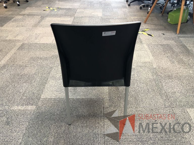 Lote 038 - 2 Sillas fijas, asiento y respaldo en plástico color negro - Imagen 3
