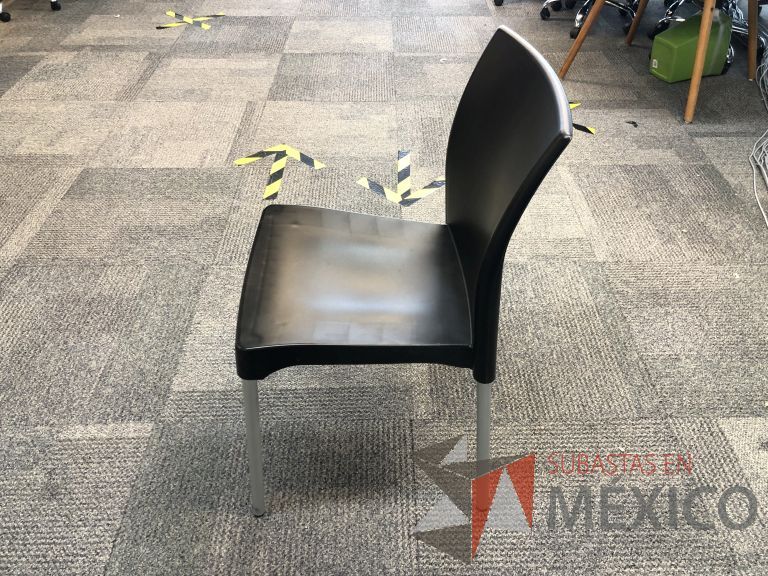 Lote 038 - 2 Sillas fijas, asiento y respaldo en plástico color negro - Imagen 2