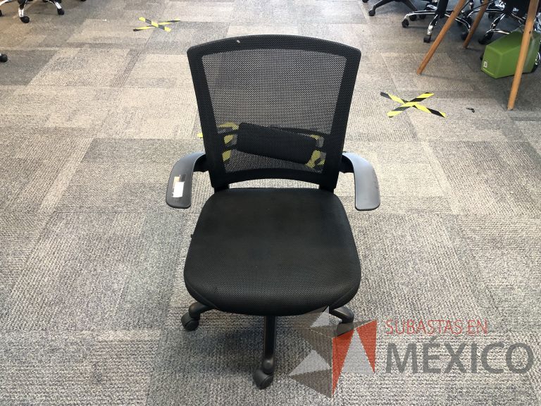 Lote 561 - 10 Sillas ejecutivas con ruedas, descansabrazos, respaldo en malla y asiento en tela color negro