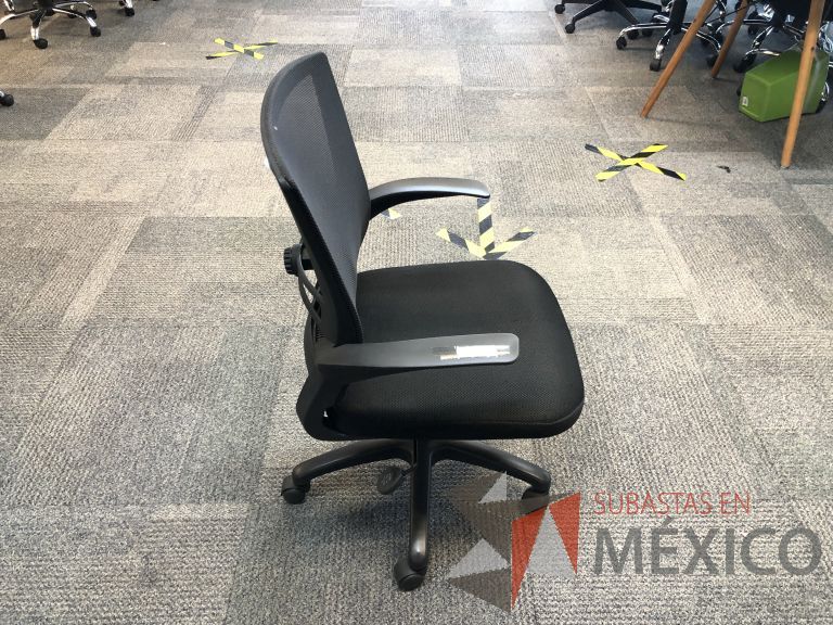 Lote 561 - 10 Sillas ejecutivas con ruedas, descansabrazos, respaldo en malla y asiento en tela color negro - Imagen 3