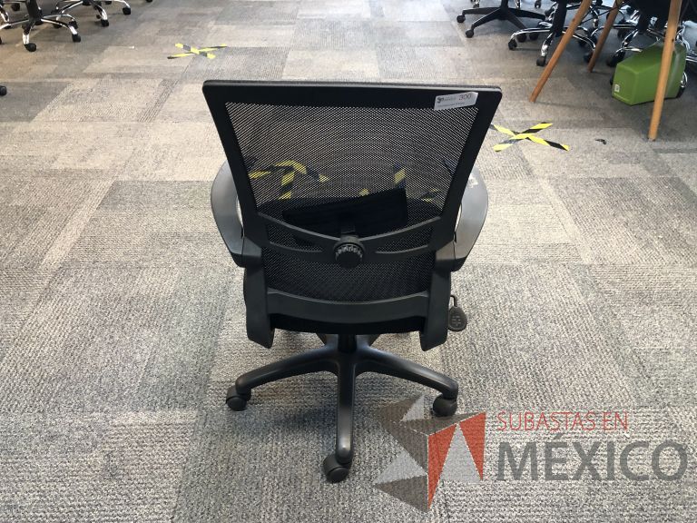 Lote 561 - 10 Sillas ejecutivas con ruedas, descansabrazos, respaldo en malla y asiento en tela color negro - Imagen 5
