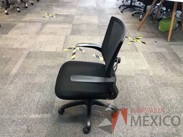 Lote 561 - 10 Sillas ejecutivas con ruedas, descansabrazos, respaldo en malla y asiento en tela color negro - Imagen 2